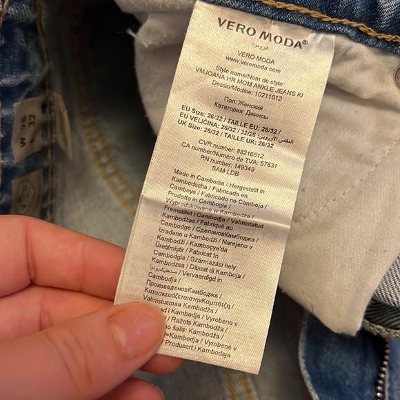 Vero Moda High Rise Mom Ankle Jeans - Picture 4 of 5